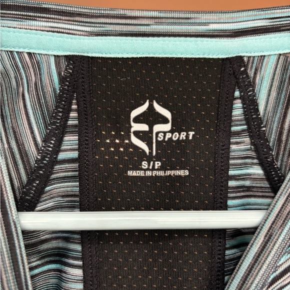 Workout / Golf Top | Small - Picture 3 of 3